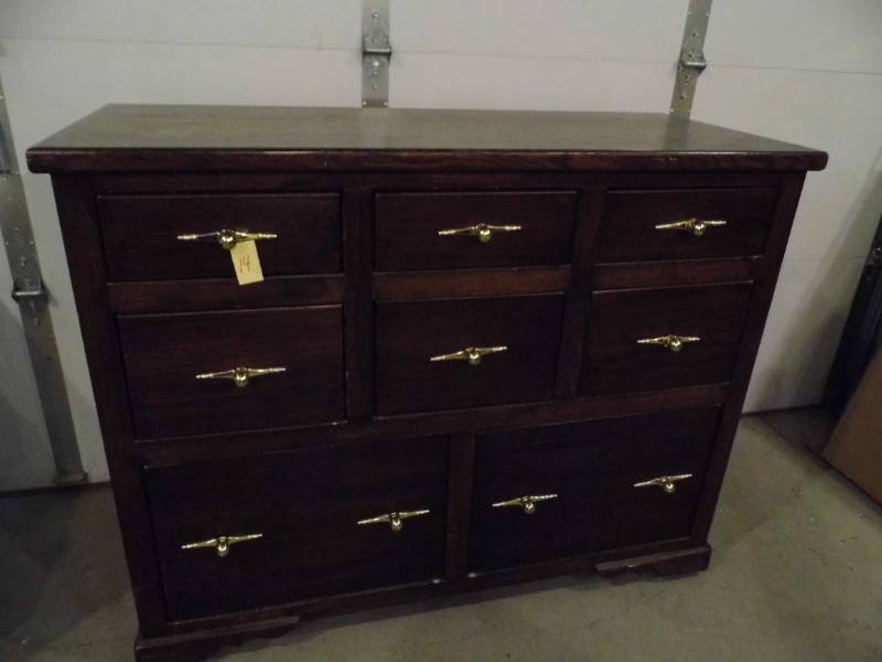 lot 14 image: Dresser