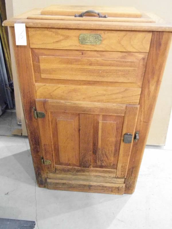 lot 15 image: Antique White Clad Icebox