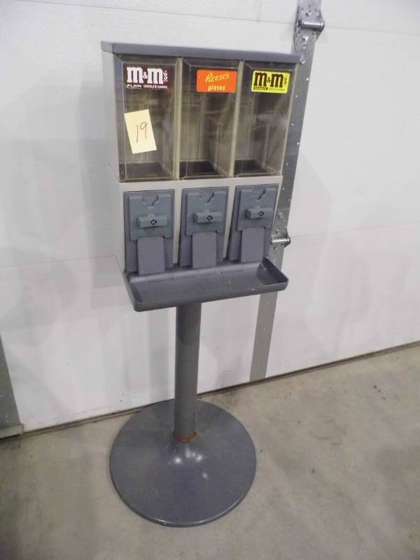 lot 19 image: 3 Place Candy Machine
