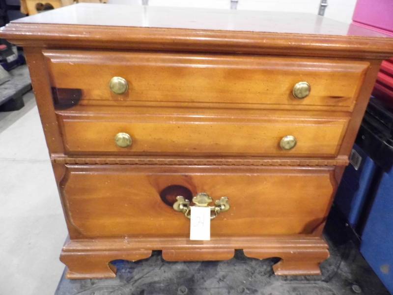 lot 21 image: Nightstand