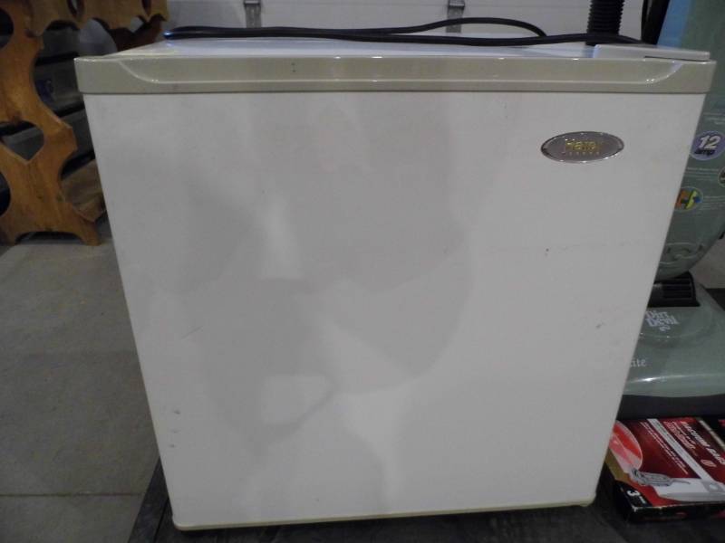 lot 25 image: Dorm Size Fridge