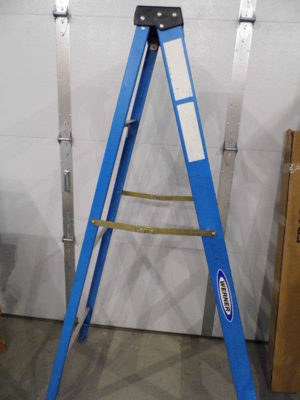 lot 33 image: Ladder - Light Bulbs