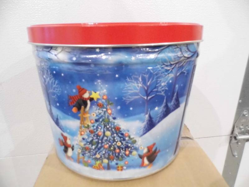 lot 39 image: Lot of 8 New Tins w Lids