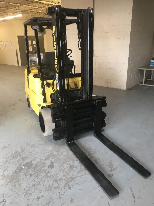 HYSTER 4650 LB FORKLIFT