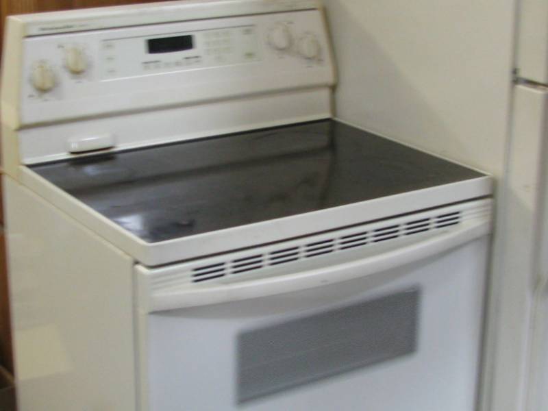lot 4 image: KitchenAide Glass Top Electric Range