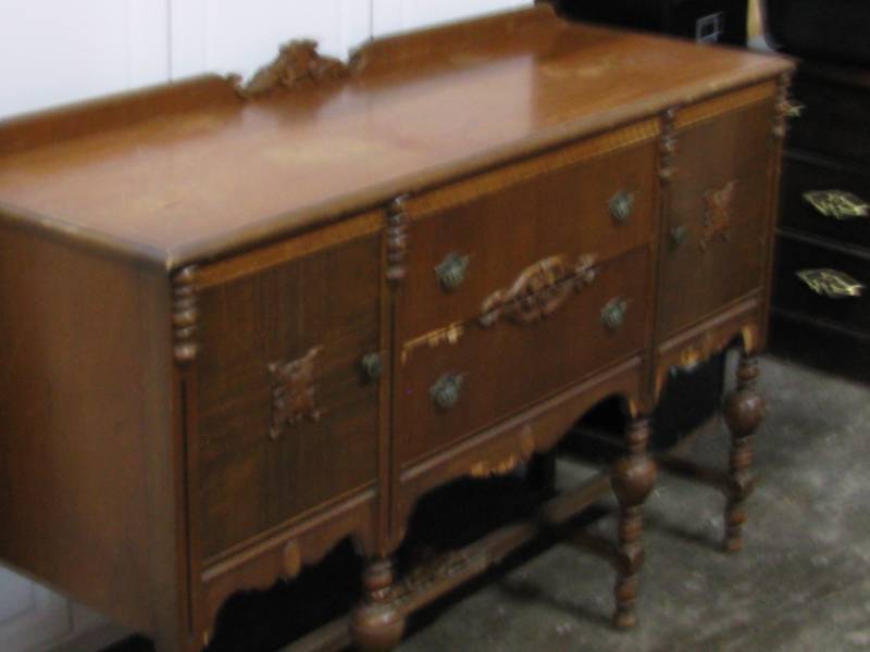 lot 8 image: Vintage Buffet