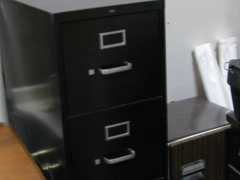 lot 9 image: Hon Metal File Cabinet