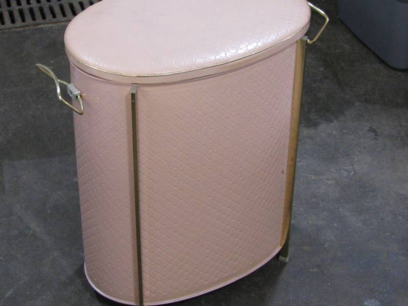 lot 24 image: Vintage Clothes Hamper