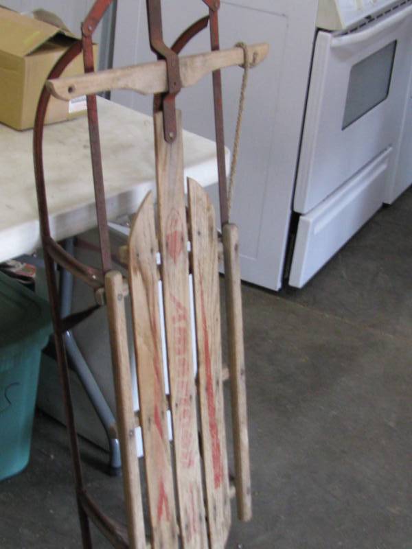 lot 42 image: Vintage Childs Sled