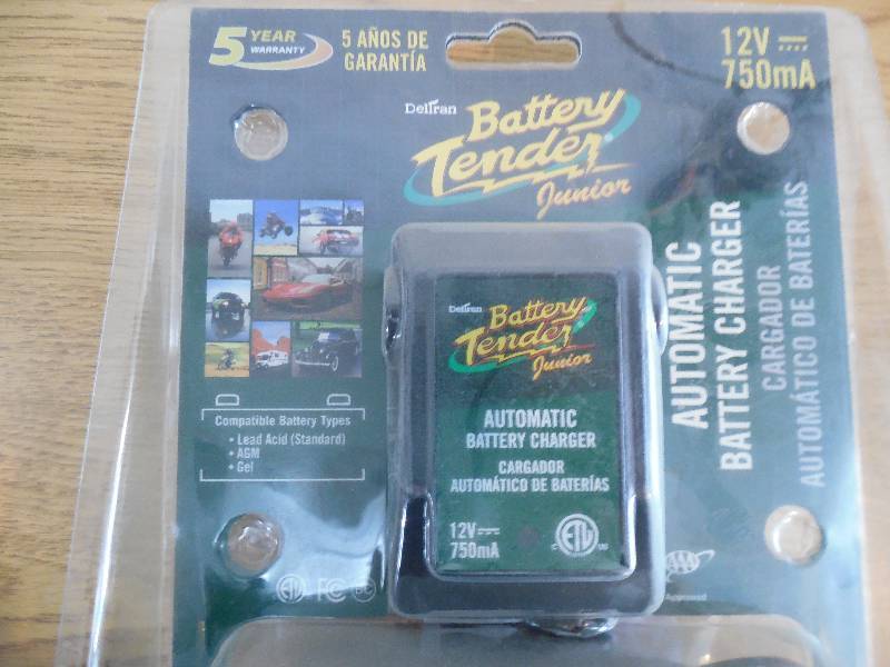 lot 43 image: 12-Volt 750mA Battery Tender Junior
