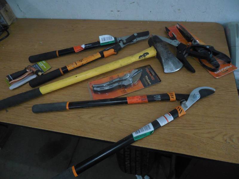 lot 10 image: ASSORTED TOOL LOT