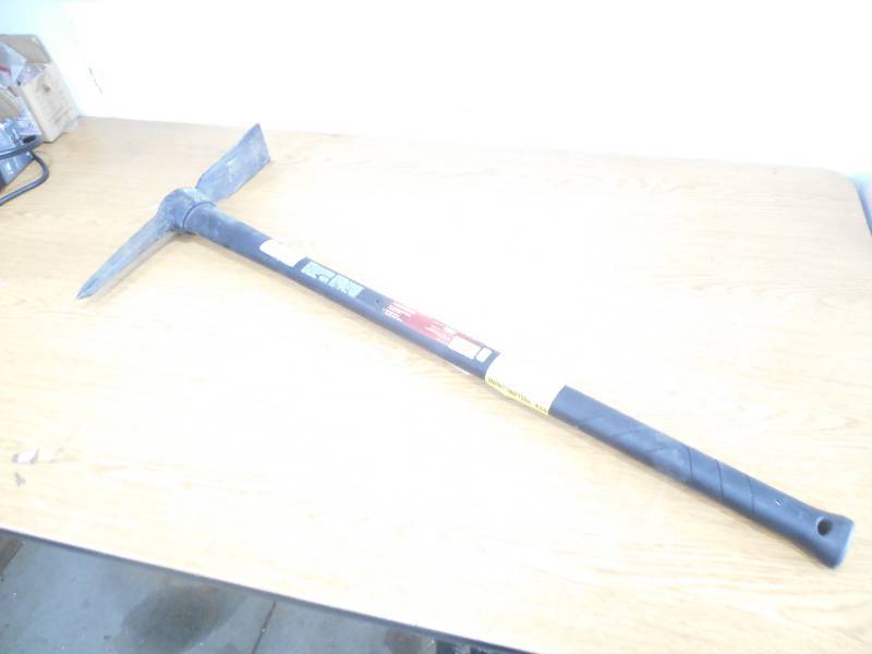 lot 29 image: Husky 2.5 lb. Pick Mattock