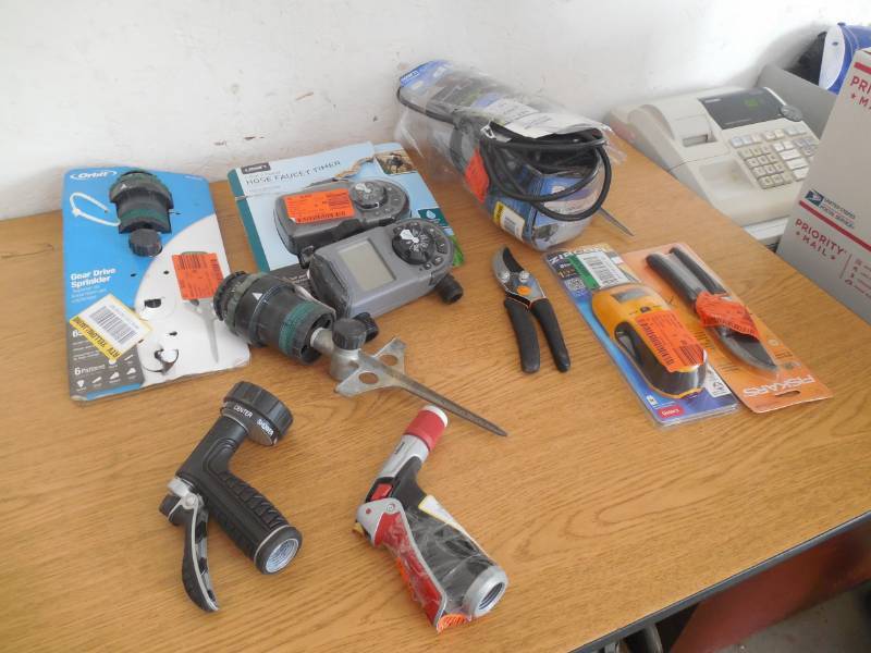 lot 75 image: ASSORTED LAWN CARE TOOL LOT
