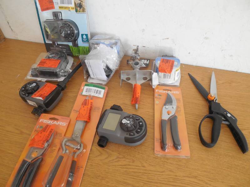 lot 77 image: ASSORTED LAWN CARE TOOL LOT