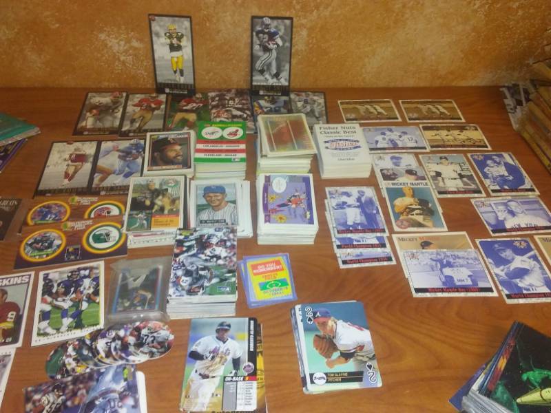 lot 469 image: Amazing variety of NFL, MLB 600 cards Mantle, Looney Tunes, Fisher Nut