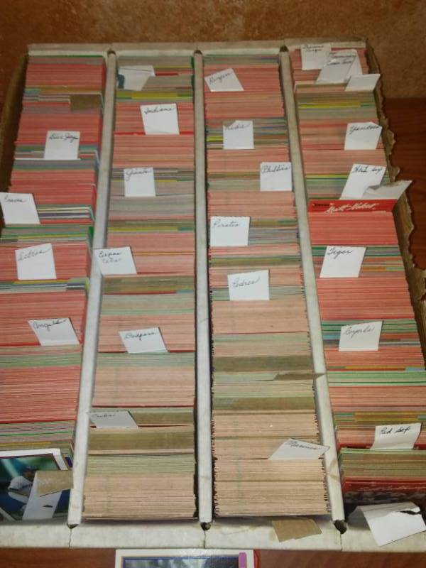 lot 484 image: 3000 MLB baseball cards by team about 80 twins, Tapani rookie card