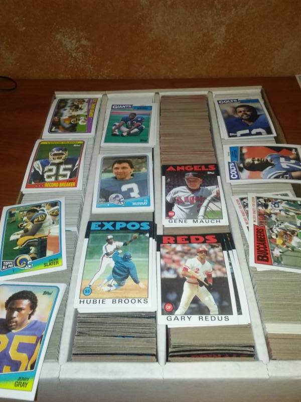 lot 526 image: 3000 MLB and NFL cards.