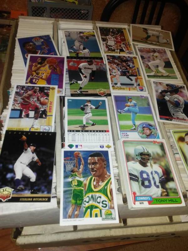 lot 528 image: 3000 variety of MLB, NFL, NHL, NBA.