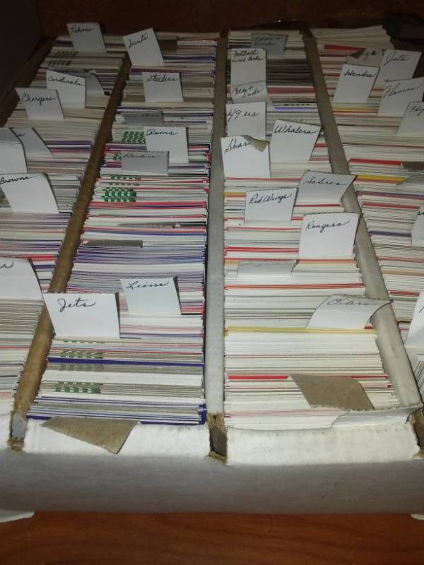 lot 533 image: 3000 NFL and NHL sorted by teams with cover