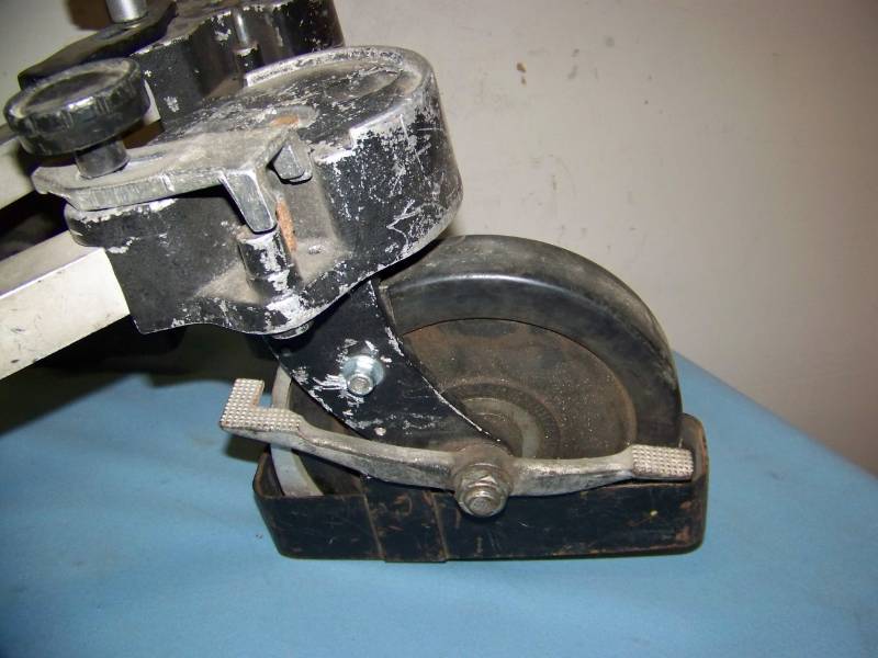 lot 72 image: Large Tripod Spreader  Base