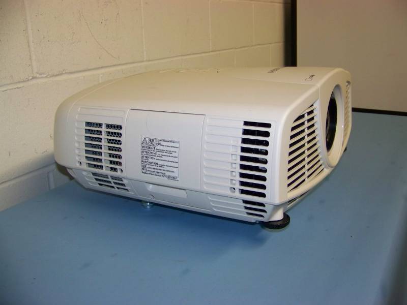 lot 17 image: Mitsubishi, WD3300U, DLP Projector with NEW LAMP and HDMI Input