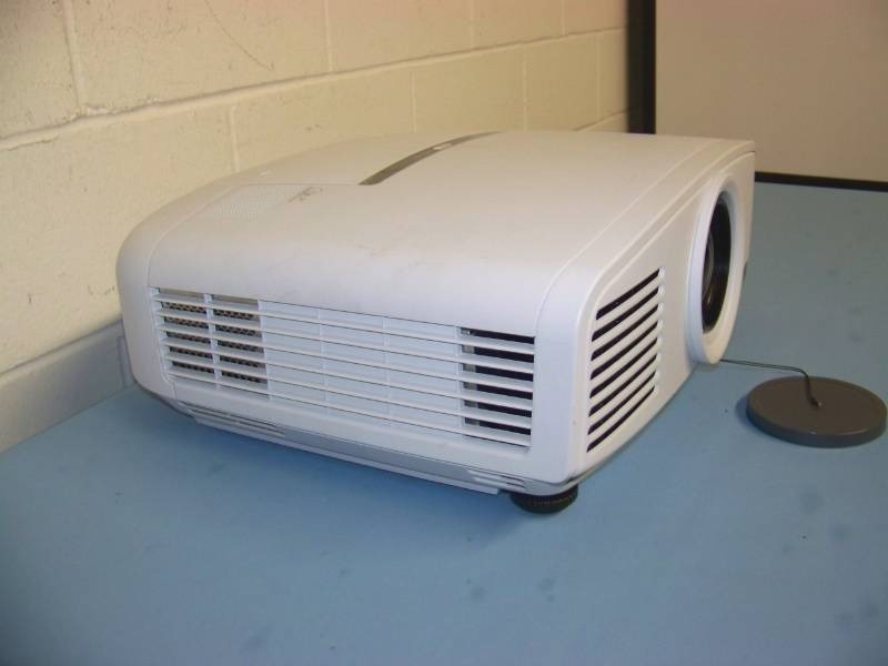 lot 22 image: Mitsubishi, WD2000, DLP Projector
