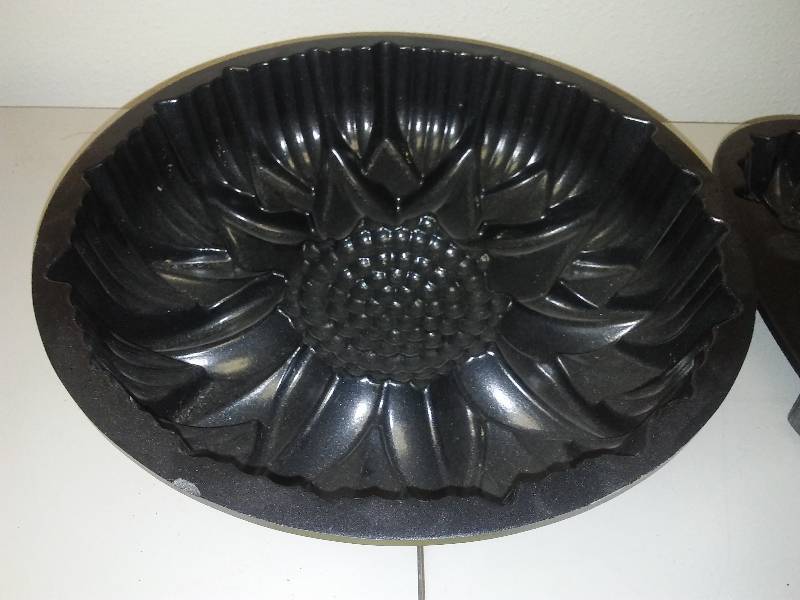 lot 7 image: Nordic cast ornate baking pans