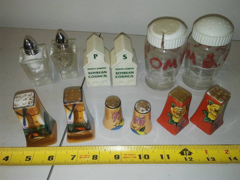 lot 3 image: Vintage Pottery and 6 sets of vintage salt and pepper shakers