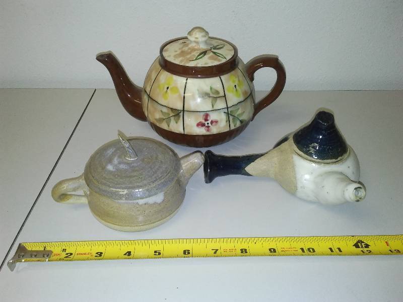 lot 4 image: Bean crock and teapots (6)