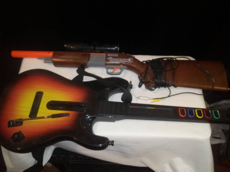 lot 14 image: Guitar Hero and Huntin 3 play TV rifle with scope