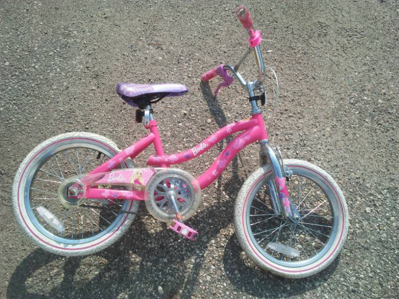 lot 20 image: Barbie girls bike, pink, purple, 12 inch