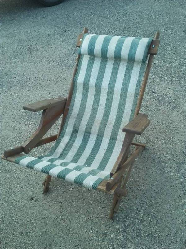 lot 22 image: Wood and Mesh deck chair
