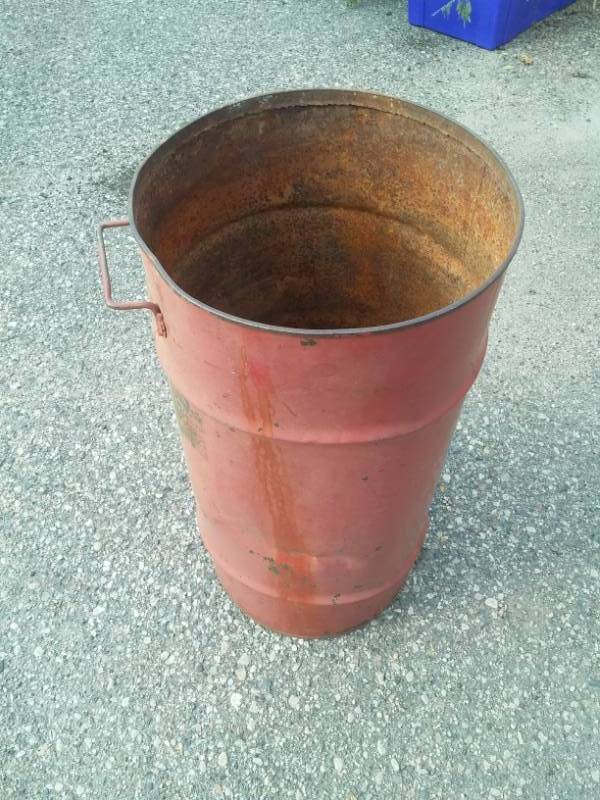 lot 23 image: Metal can