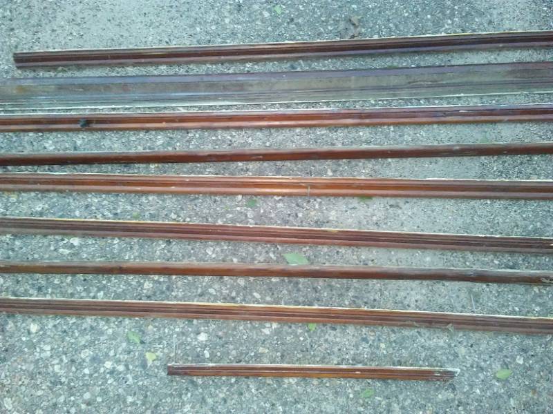 lot 46 image: Miscellaneous stained molding from 1926 home. 9 pieces various lengths.