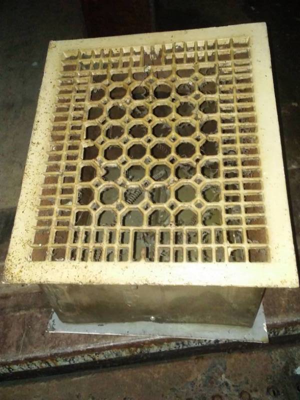 lot 51 image: Cast floor vent, 1926 with metal box insert