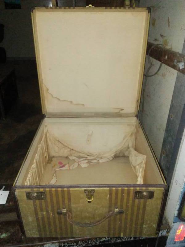 lot 52 image: Vintage hard-sided Square suitcase