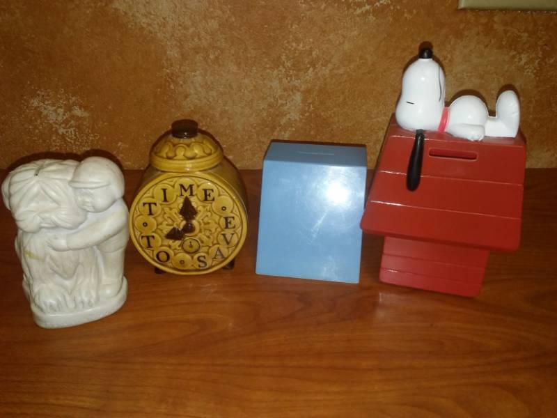 lot 61 image: 4 vintage Banks, Snoopy 1966 and more 1973.