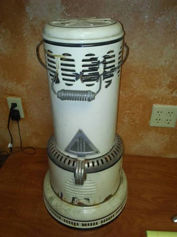 lot 63 image: Vintage kerosene heater, enamel Perfection