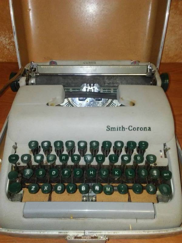 lot 78 image: Smith Corona Clipper typewriter in case, very good condition.