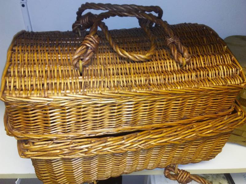 lot 139 image: Vintage picnic baskets, 2, wicker, woven