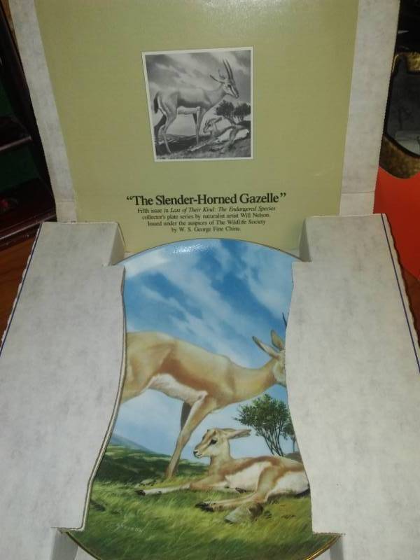 lot 101 image: Endangered species plates and golf 25 ball display