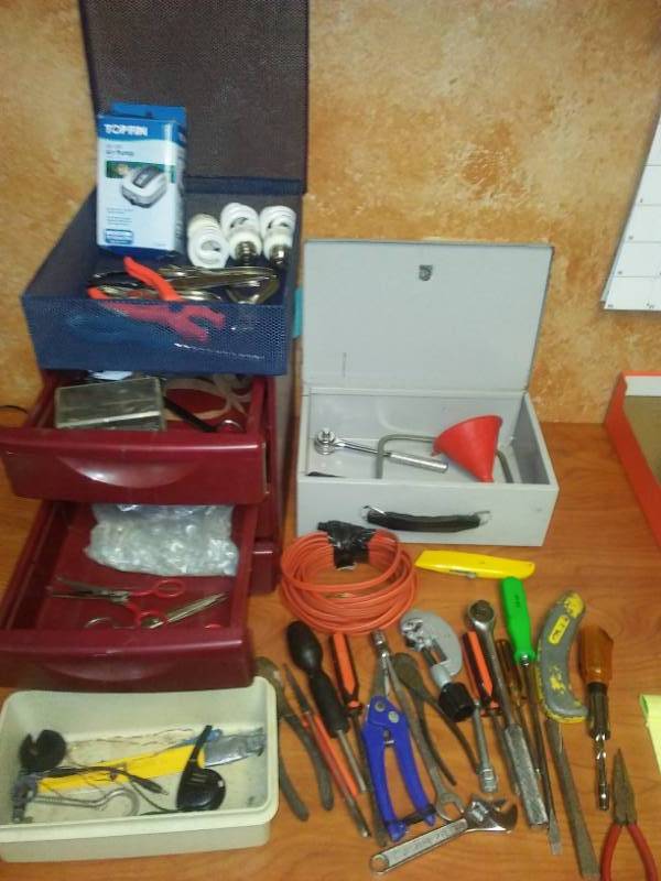 lot 105 image: Storage drawers, boxes, and tools ratchets