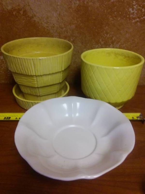 lot 106 image: 2 McCoy and one Shawnee 456 pottery