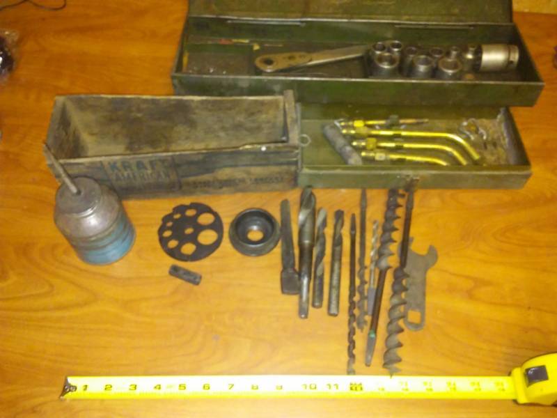 lot 141 image: 6 point sockets, bits, Kraft cheese box and more