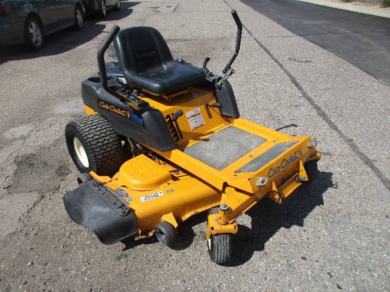 lot 2 image: Cub Cadet Lawnmower