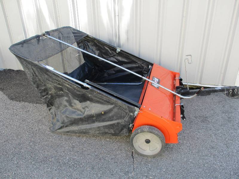 lot 5 image: Agri Fab Sweeper