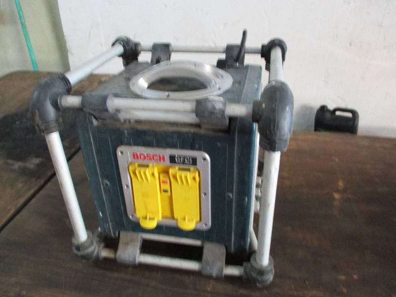 lot 10 image: Bosch ChargerRadio