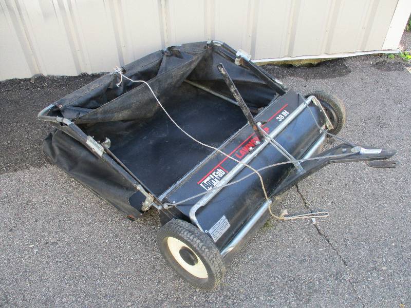 lot 15 image: Agri Fab Sweeper