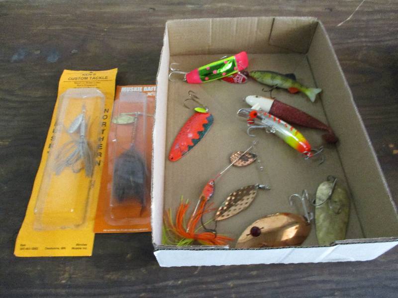 lot 40 image: Muskie Lures