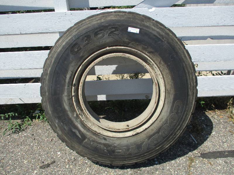 lot 67 image: Semi Rim & Tire